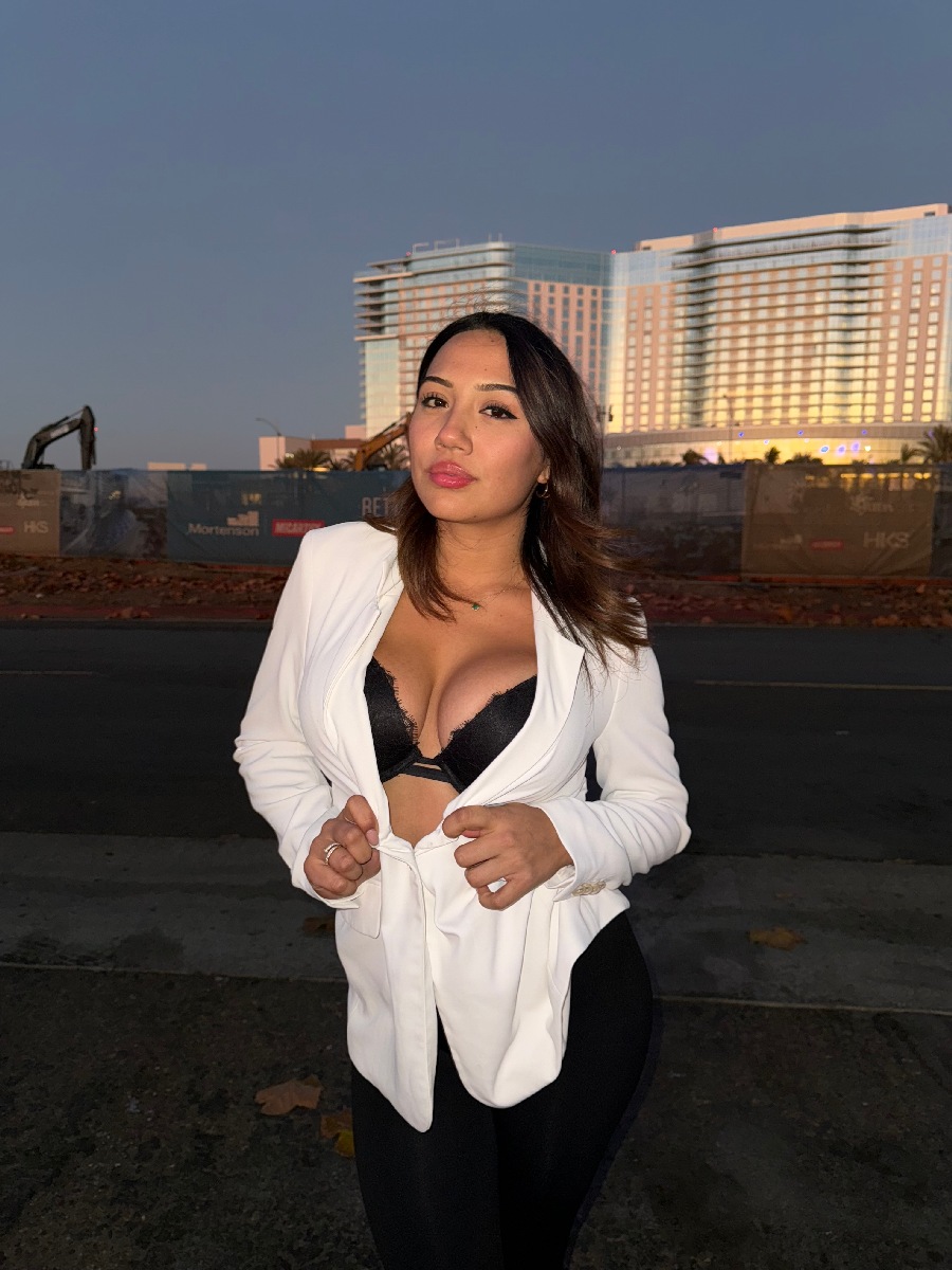 Take a pause and enjoy Ali Cruz — streaming from Amsterdam