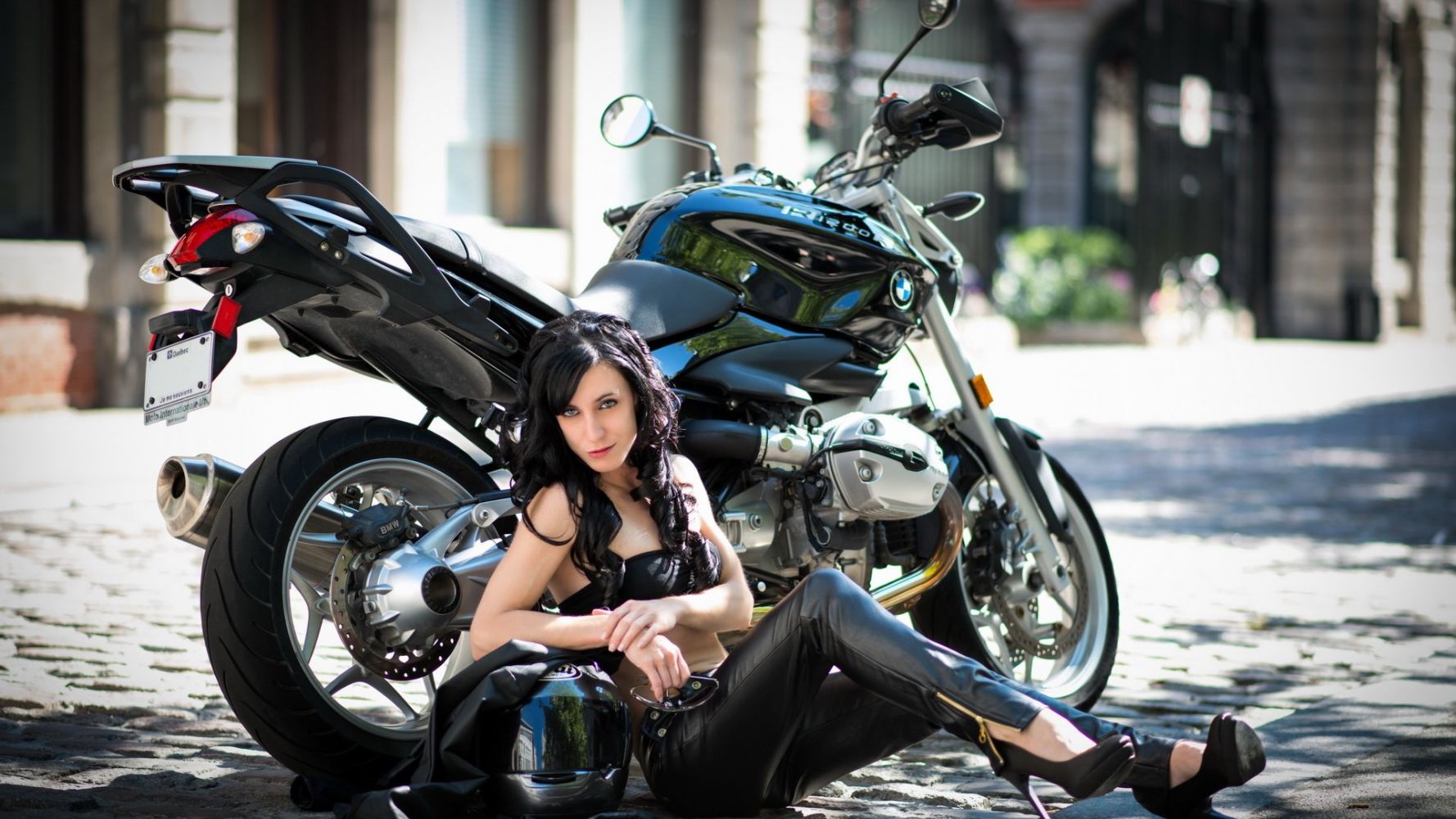 Fresh photos, fresh mood — European women on bikes online in Amsterdam