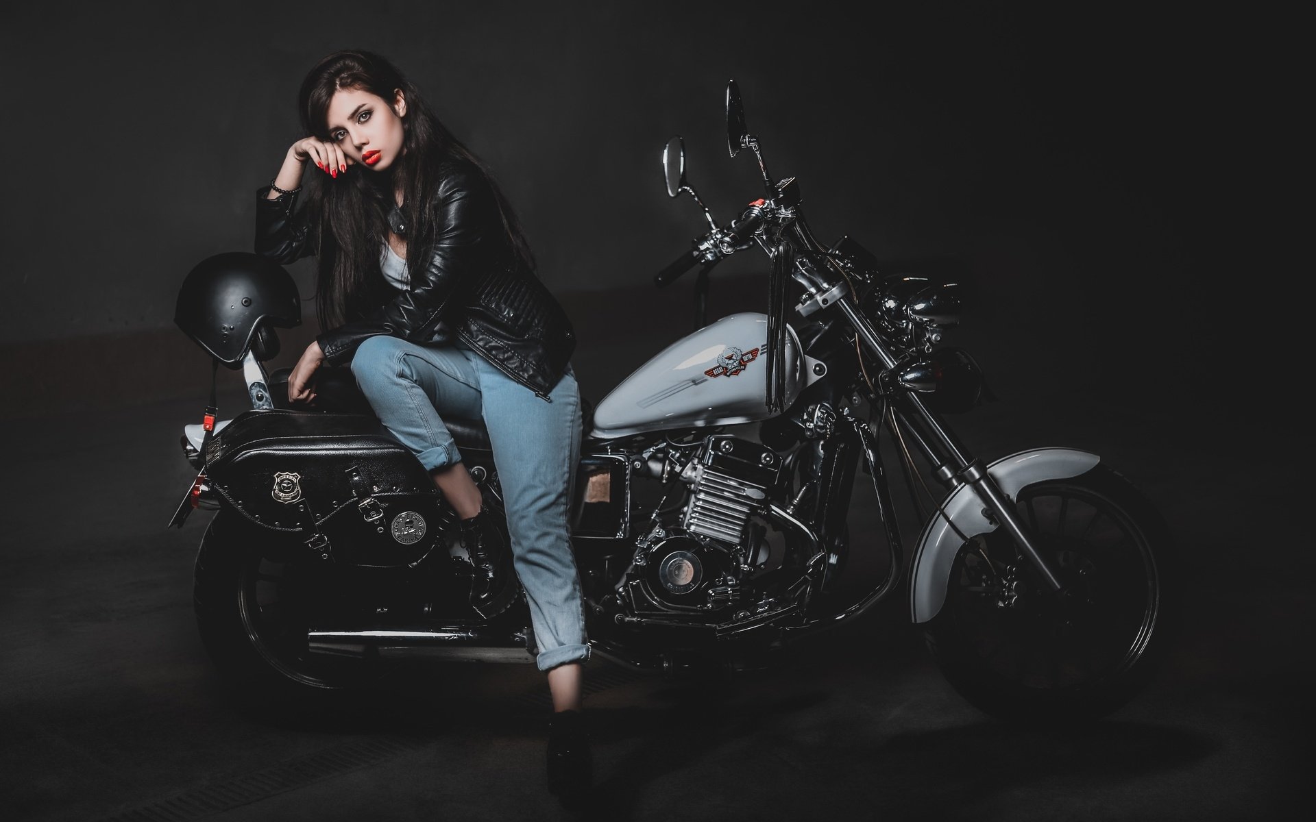 Biker girls: style and drive brings the glow — live moments in Amsterdam
