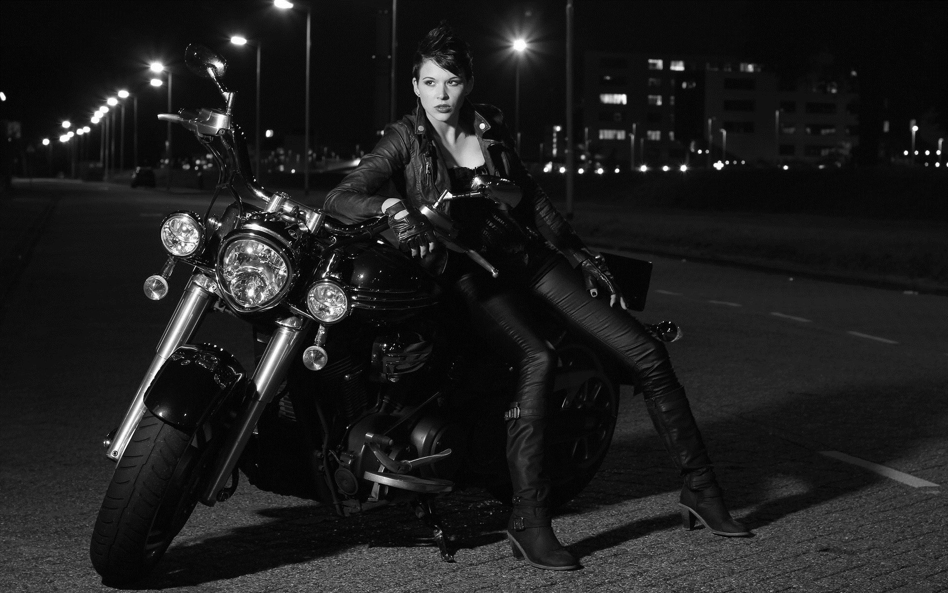 Photo Beautiful girls and motorcycles in Amsterdam