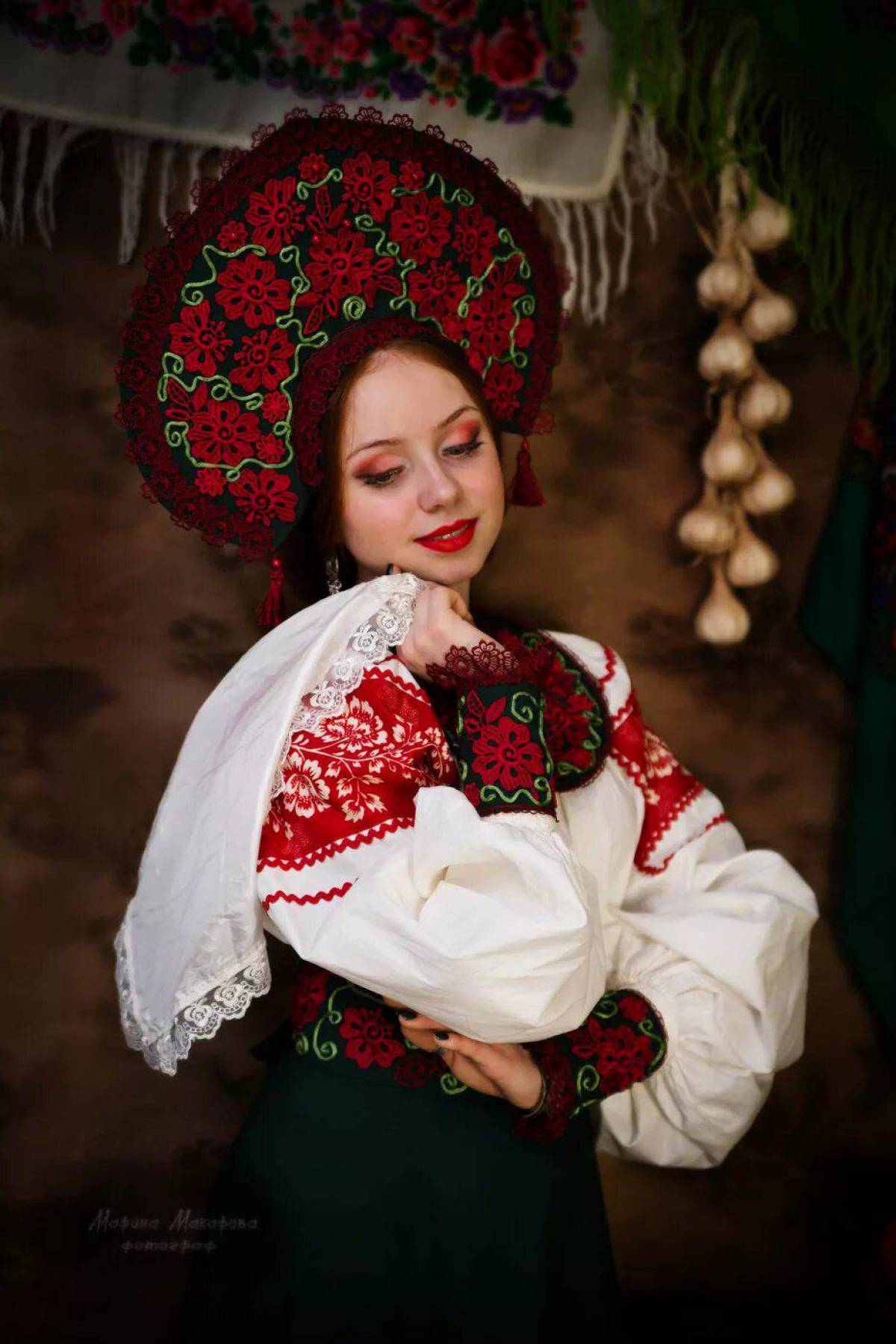 Take a pause and enjoy Women in Slavic costumes — streaming from Amsterdam