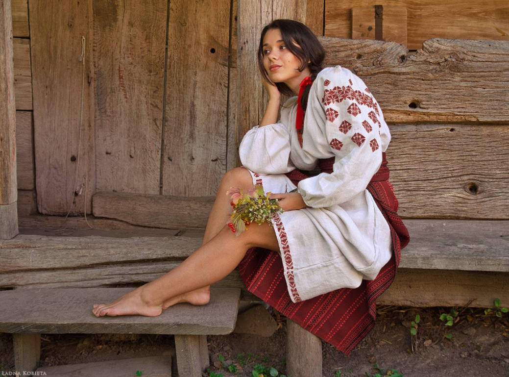 Fresh photos, fresh mood — Women in Slavic costumes online in Amsterdam