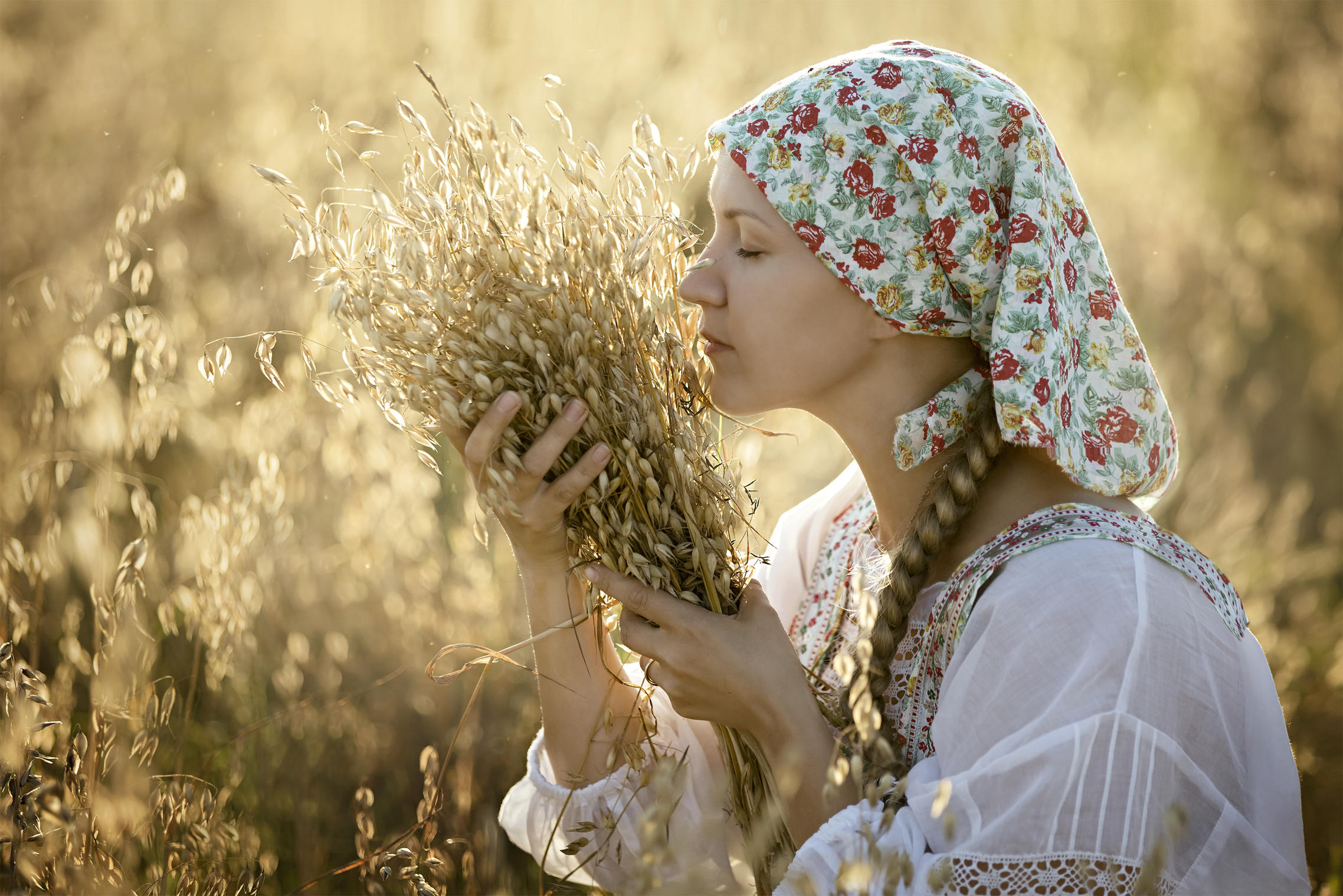 Photo Women in Slavic costumes in Amsterdam